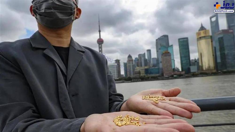 عکس/پرتاب کردن هزار قطعه طلا در سطل زباله به نشانه اعتراض