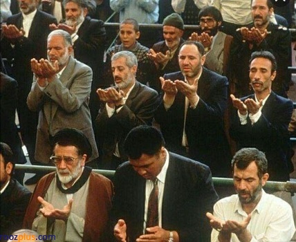عکس کمتر دیده شده از محمدعلی کلی در صف نمازجمعه تهران
