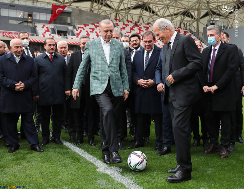 رئیس جمهور ترکیه در حال فوتبال بازی کردن/عکس