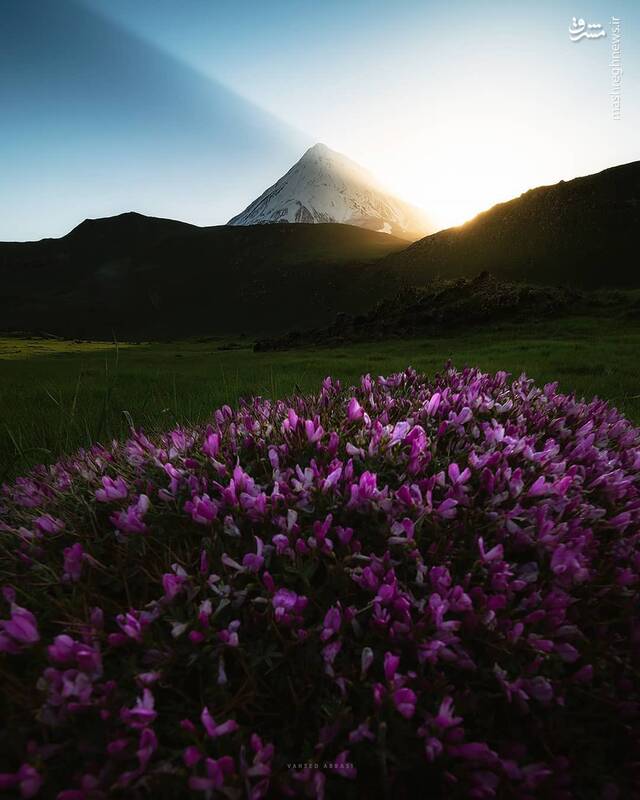 عکس/ لحظه طلوع آفتاب از دل قله دماوند