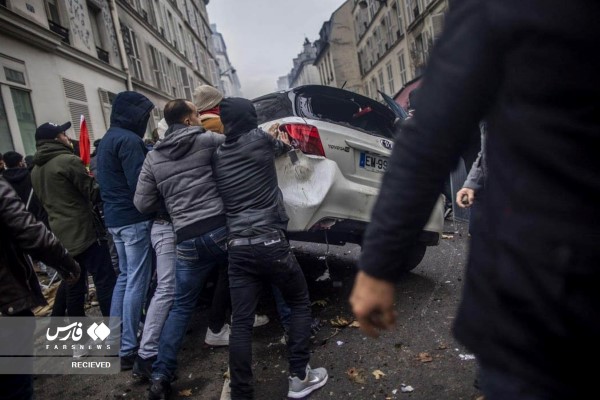 معترضان در حال وارونه کردن یک خودرو در خیابان های پاریس +عکس