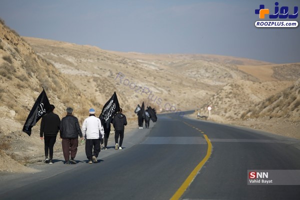 عکس/ زائران پیاده عراقی در راه مشهد مقدس