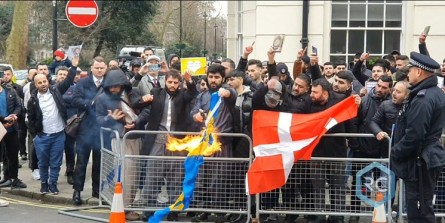 ادامه اعتراض‌ها به هتک حرمت قرآن کریم؛ مسلمانان انگلیس پرچم دانمارک را آتش زدند