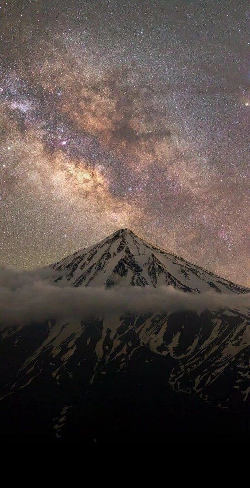 تصویر خاص و دیدنی از تقارن قله دماوند و کهکشان راه شیری