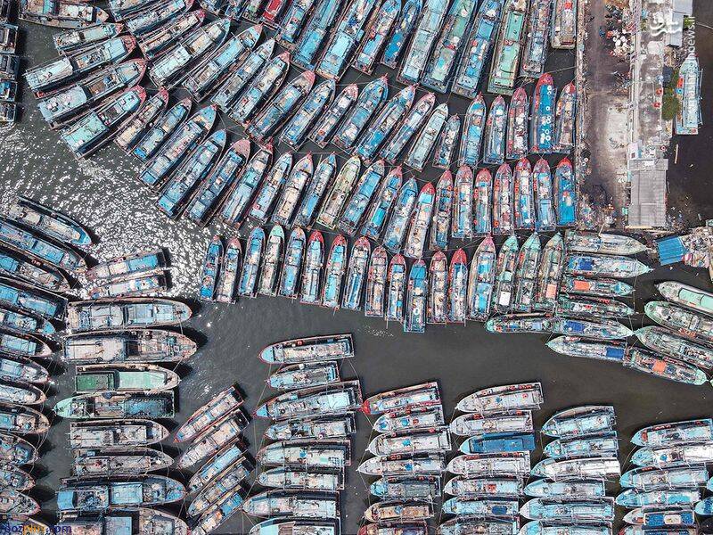 تصویر هوایی از قایق‌های پهلو گرفته در اسکله