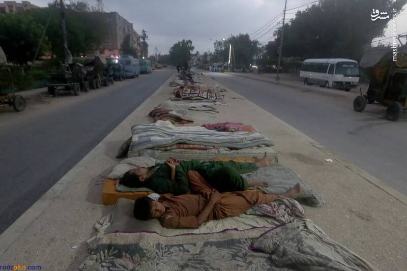 استراحت کارگران در وسط خیابان‌های کراچی +عکس