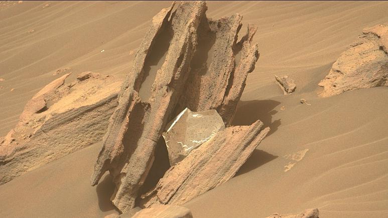 مشاهده شیء نقره‌ای براق بر روی سطح مریخ خبرساز شد