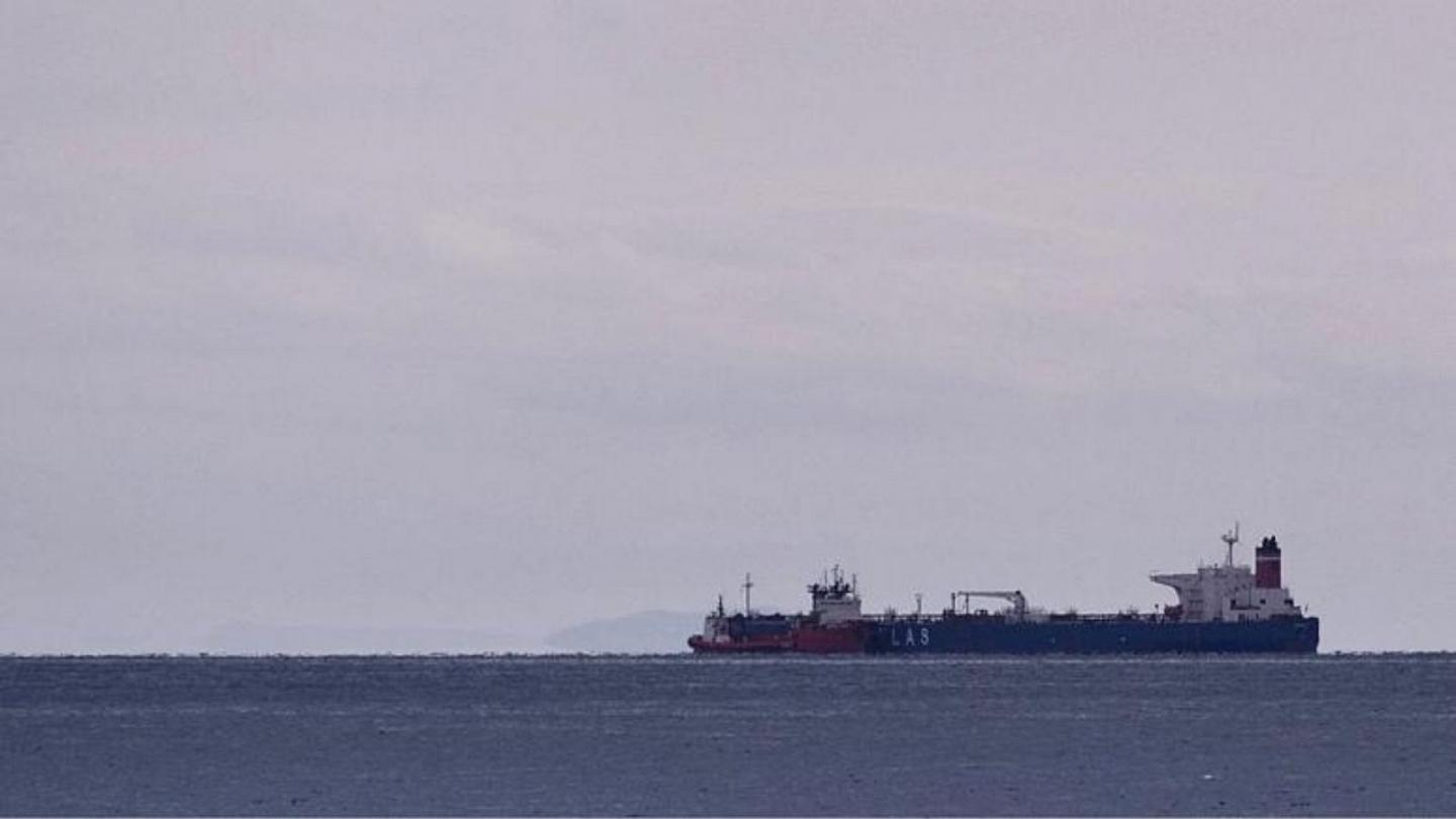 انتقال غیراستاندارد نفت ربوده شده ایران به یک نفتکش در آبهای یونان