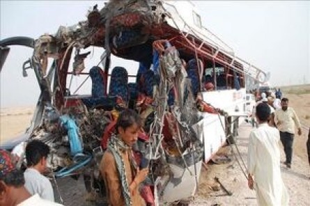 ۳۱ کشته و زخمی بر اثر واژگونی اتوبوس در پاکستان