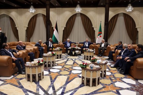 دیدار تاریخی رهبر حماس و رئیس تشکیلات خودگردان در الجزائر