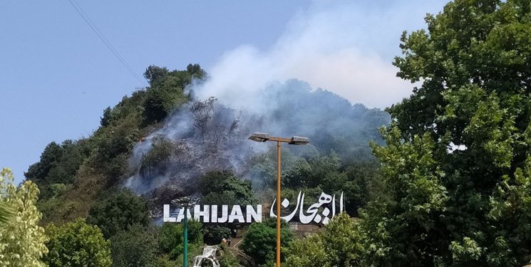 حریق در کوه لاهیجان مهار شد/۲ آتش‌نشانان آسیب دید