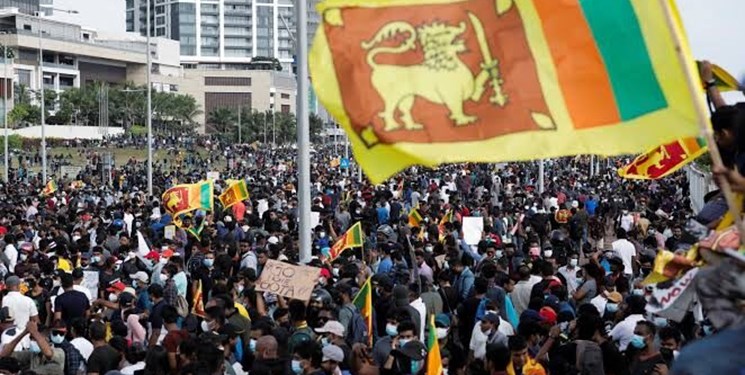 اعلام وضعیت اضطراری در سریلانکا؛ دفتر نخست‌وزیری به محاصره معترضان درآمد