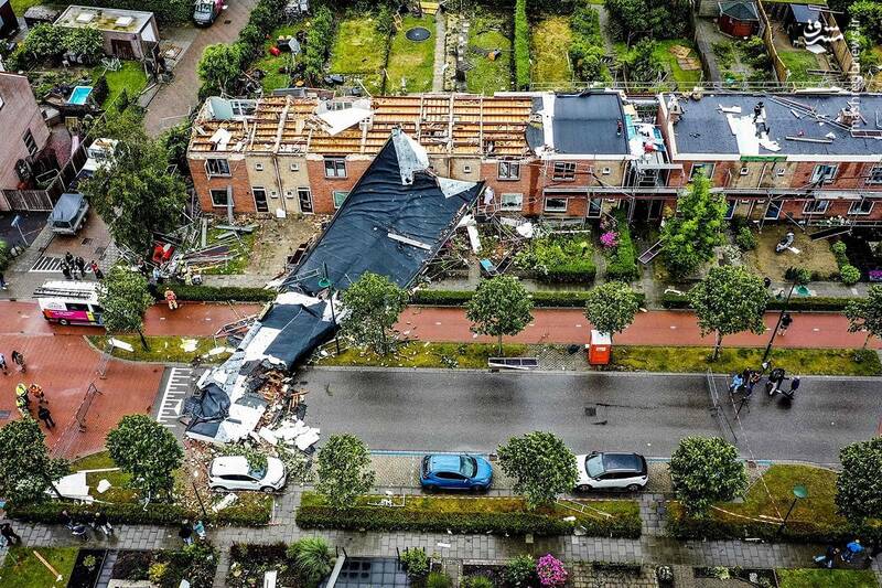 عکس/ طوفان سقف یک خانه را از جا درآورد