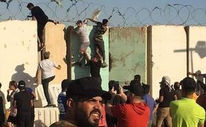 تظاهرات‌کنندگان عراقی وارد «منطقه سبز» شدند/ معترضان وارد پارلمان عراق شدند/ الکاظمی: منطقه سبز تخلیه شود