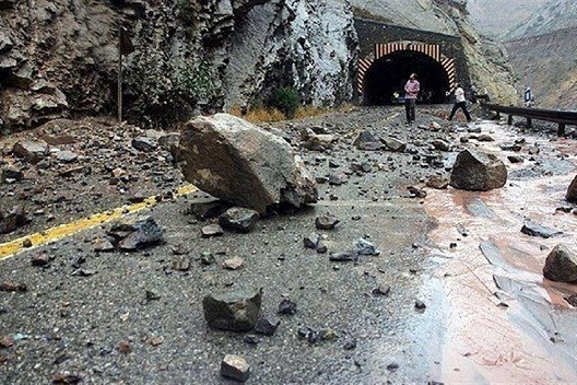 ریزش سنگ در جاده کرج-چالوس/ آب روستای آتشگاه قطع شد