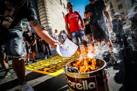 بحران انرژی در اروپا؛ ایتالیایی‌ها قبوض انرژی را آتش زدند