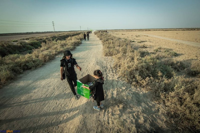 خادمان کوچک زائران اربعین در صحرای عبرات/ عکس