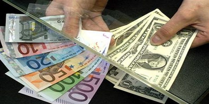 سبقت تاریخی دلار از یورو