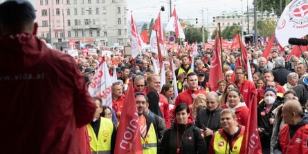 تظاهرات هزاران اتریشی در اعتراض به گرانی، تورم و بحران انرژی