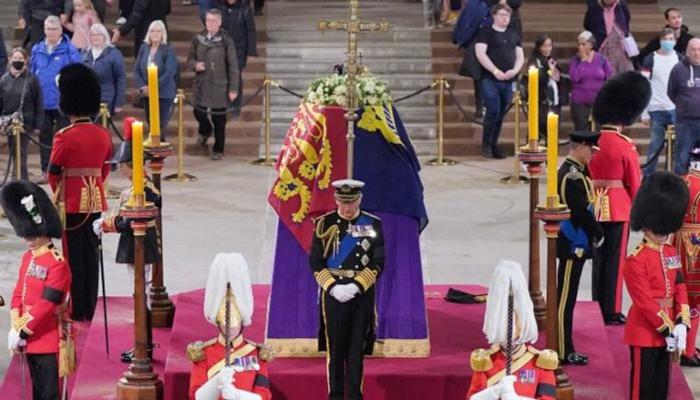 نشان دادن تنفر از پادشاهی انگلیس در مراسم خاکسپاری الیزابت دوم/ شادمان از مرگ ملکه!