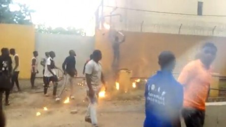 معترضان، سفارت فرانسه در بورکینافاسو را محاصره کردند