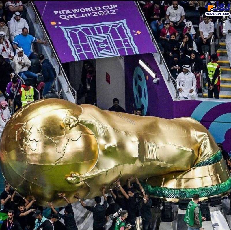 لحظه سقوط کاپ جام جهانی روی سر هواداران +عکس