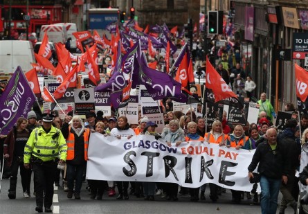 کارمندان دولت،راه‌آهن، پست، کادر درمان و اساتید دانشگاه به اعتصاب و اعتراض علیه وضعیت بد اقتصادی انگلیس پیوستند/ اعتصابات سراسری در انگلیس