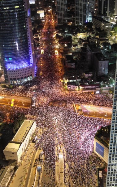 عکس/تظاهرات گسترده صهیونیست‌ها علیه نتانیاهو در تل‌آویو