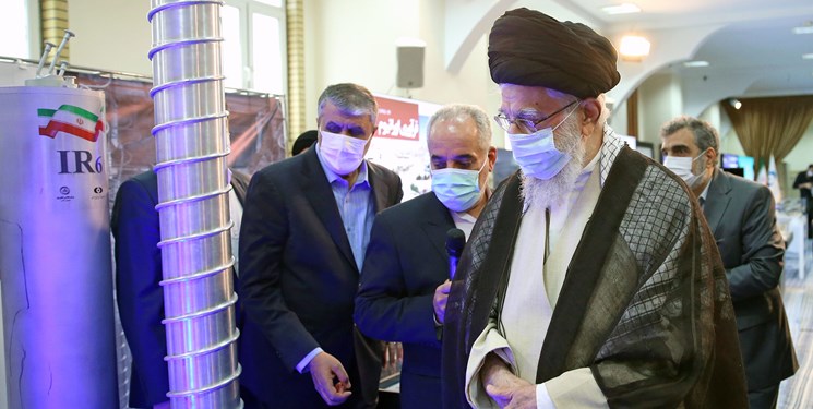 رهبر انقلاب از نمایشگاه دستاوردهای صنعت هسته‌ای کشور در حسینیه امام خمینی(ره) بازدید کردند
