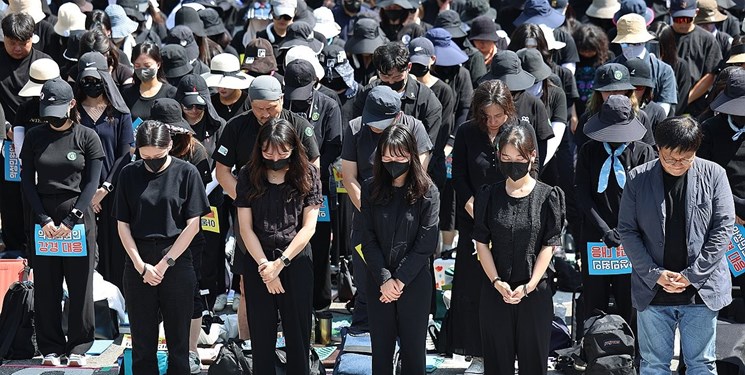 افزایش خودکشی معلمان در کره جنوبی؛ صدها هزار سیاه‌پوش تظاهرات کردند