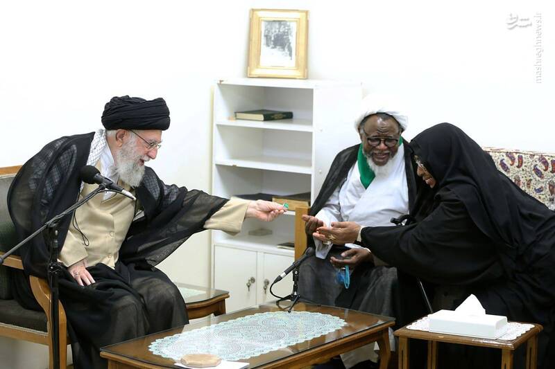 عکس/ اهدای انگشتر توسط رهبر انقلاب به شیخ زکزاکی و همسرش