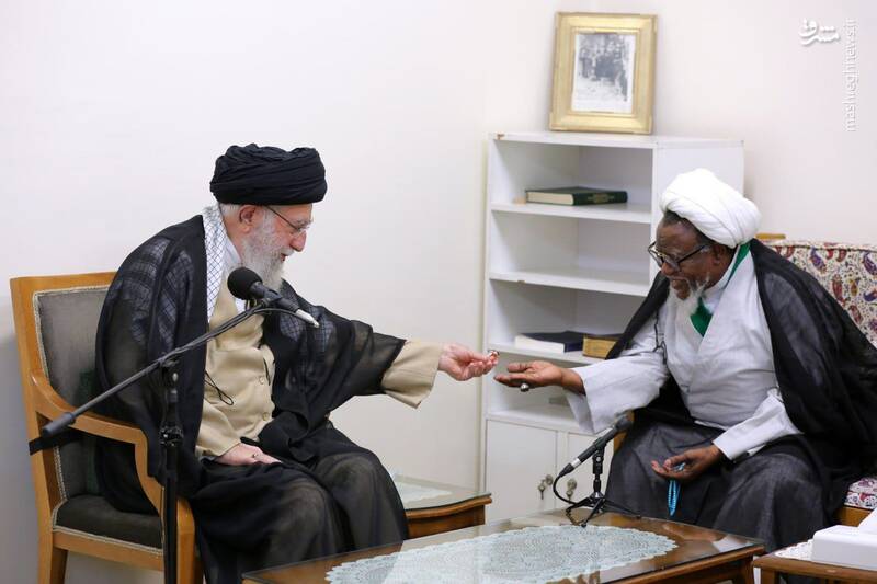 عکس/ اهدای انگشتر توسط رهبر انقلاب به شیخ زکزاکی و همسرش