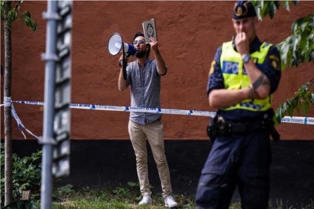 هتک حرمت مجدد به قرآن کریم در سوئد/ پلیس ۲ معترض را بازداشت کرد