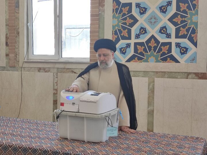 ابراهیم رئیسی کجا رأی داد؟ / عکسی متفاوت از احمد جنتی پای صندوق رأی