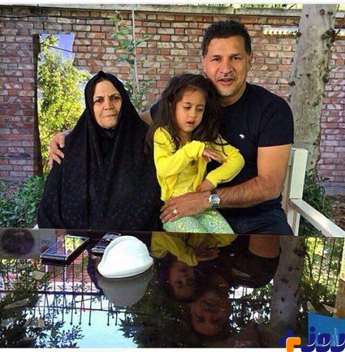علی دایی در کنار مادر و دخترش