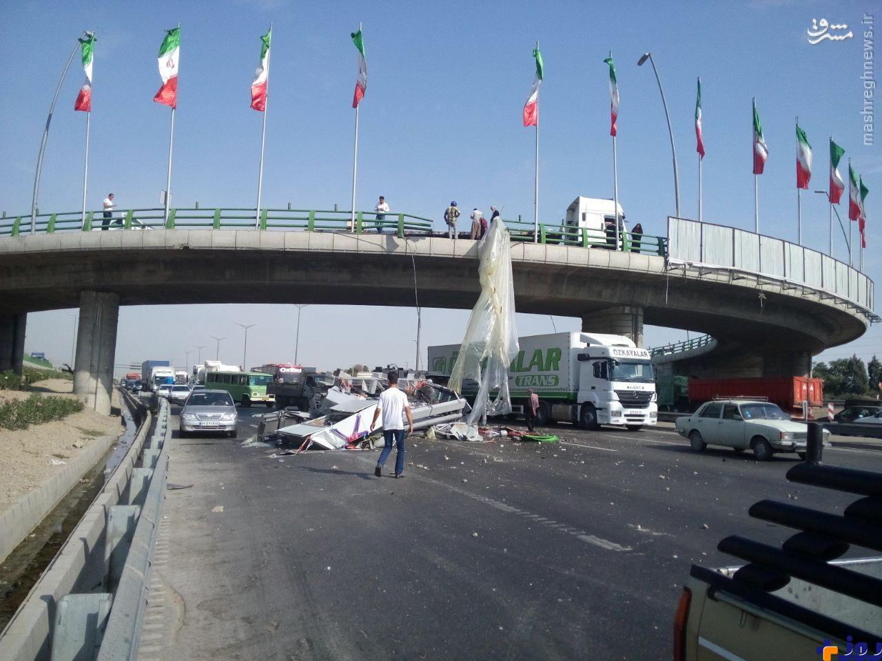 سقوط بار تریلی از پل بزرگراه آزادگان+ عکس