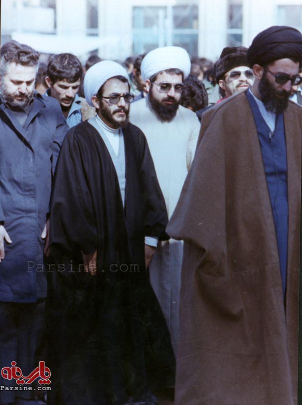 اقتدای ابراهیم یزدی به آیت الله خامنه ای ۱۳۵۸/ عکس