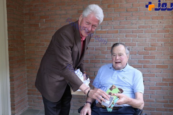 عکس/ هدیه عجیب کلینتون به جرج بوش پدر