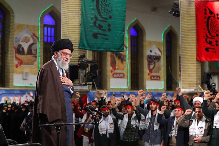 تصویری از نوجوانان و جوانان عازم راهیان نور در دیدار با رهبر انقلاب