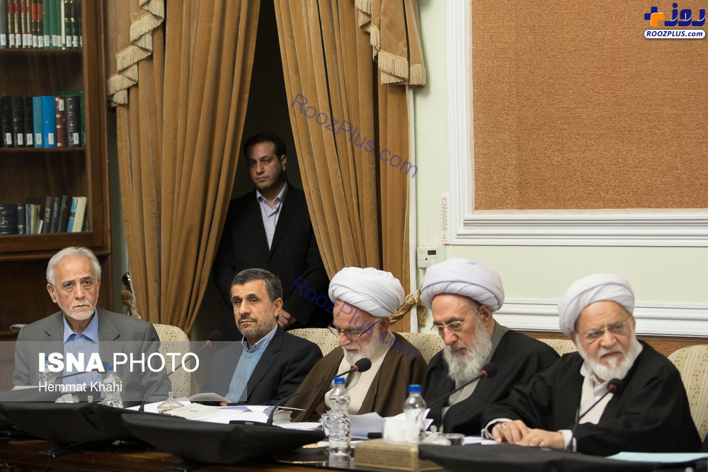 ژست «احمدی نژاد» در آخرین جلسه مجمع تشخیص مصلحت!+عکس