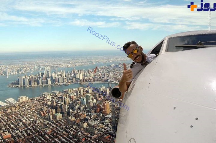 خلبانی که خود را از پنجره هواپیما آویزان می‌کند! +تصاویر