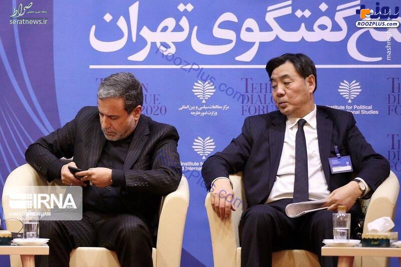 دید زدن موبایل عراقچی توسط مهمان خارجی +عکس