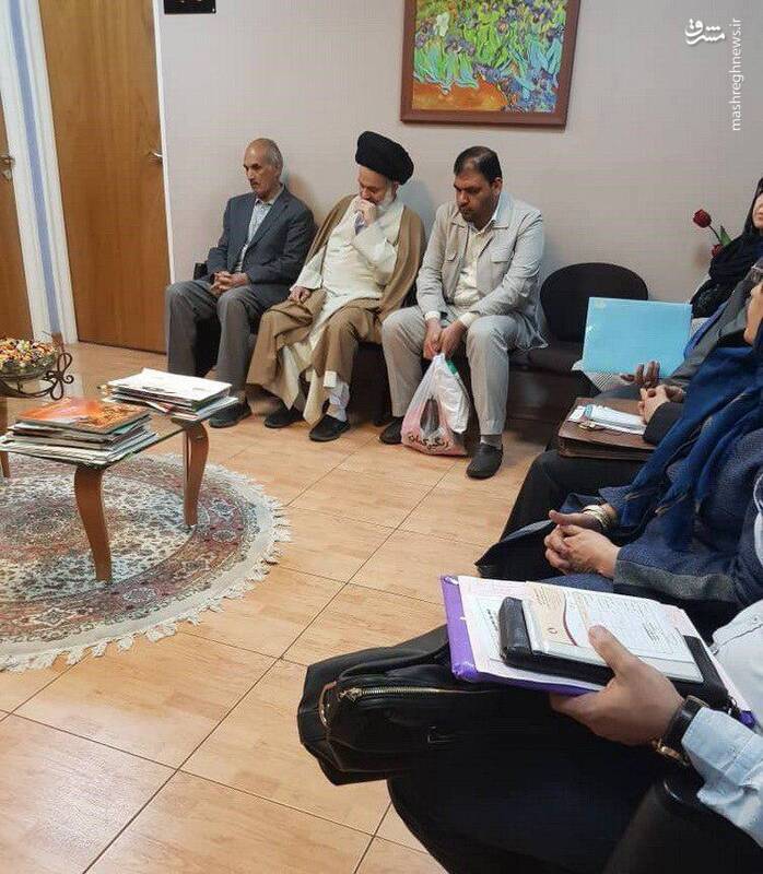 امام جمعه قم در نوبت ویزیت پزشک +عکس