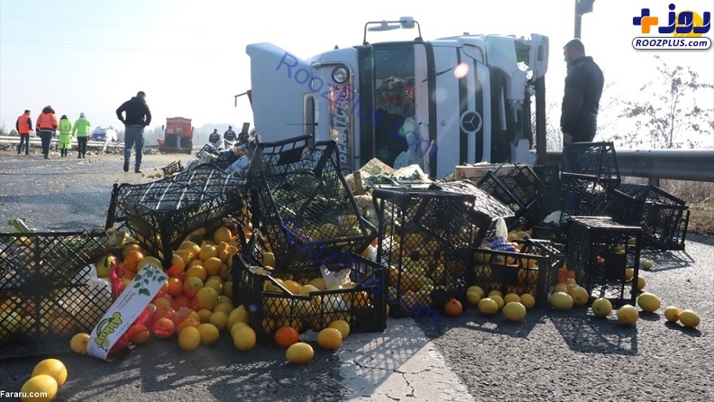 عکس/ واژگونی کامیون میوه؛ مردم هجوم نبردند!