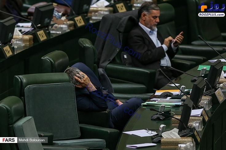 عکس/ژست خسته کواکبیان در حاشیه جلسه امروز مجلس
