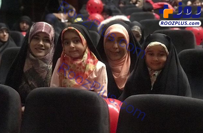 عکس/خانم مجری در مراسم یلدای شهدایی