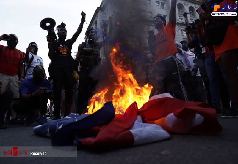 آتش زدن پرچم آمریکا توسط معترضان +عکس