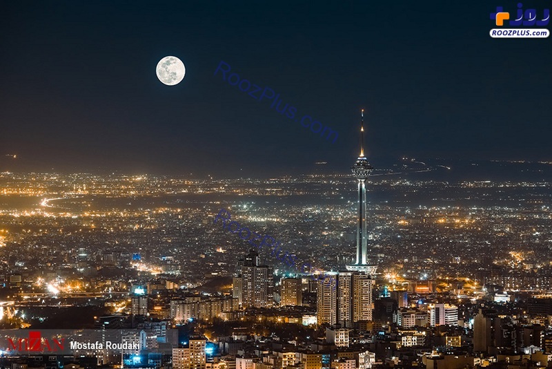 تصویری زیبا از ماه در پیشانی تهران