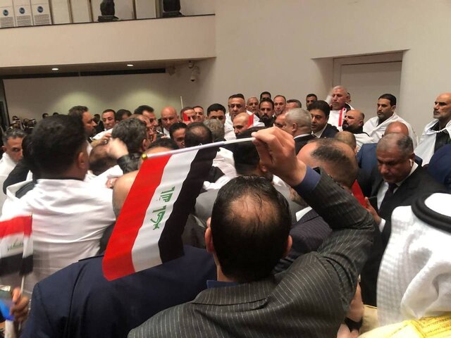 پارلمان جدید عراق با درگیری آغاز به‌کار کرد / المشهدانی، رئیس سِنی پارلمان به بیمارستان منتقل شد