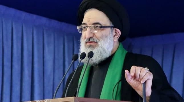 امام جمعه کرج:‌ نباید خدمات مربوط به بانوان توسط پزشکان مرد انجام شود
